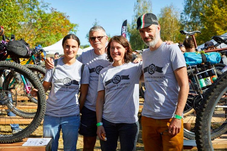 Quatre cyclistes qui ont participé au Concours de Machines en 2021 au milieu de vélos